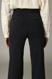 Pantalon large à jambe nette