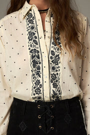 Chemise imprimée à manches longues — détail motif du buste