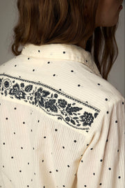 Chemise imprimée à manches longues — détail broderie au dos