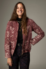 Veste zippée à motifs contrastés — vue portée de face, mains sur les hanches