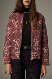 Veste zippée à motifs contrastés — gros plan motifs brodés sur les manches et le devant