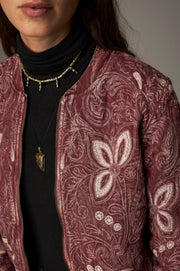 Veste zippée à motifs contrastés — gros plan col et motifs