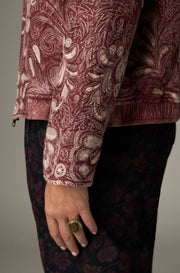 Veste zippée à motifs contrastés — détail manche et poignet