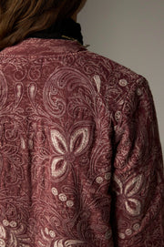 Veste zippée à motifs contrastés — détail motifs au haut du dos