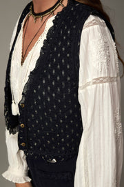 Gilet court décolleté en V — gros plan gilet et blouse