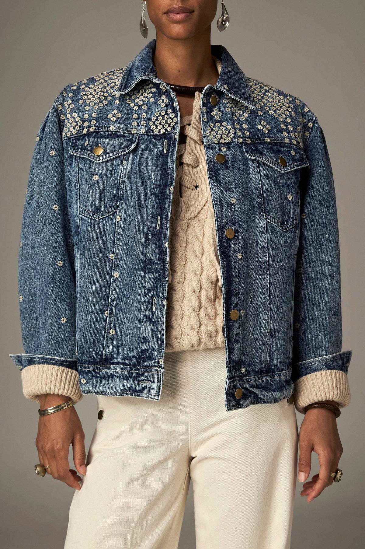 Veste denim motif floral — vue portée de trois-quarts