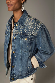 Veste denim motif floral — gros plan motifs brodés sur la poitrine et le col