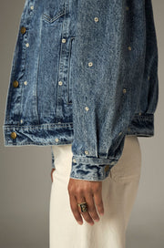 Veste denim motif floral — détail manche et motifs