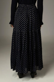 Jupe midi jacquard marine — gros plan tissu jacquard à petits pois