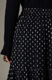 Jupe midi jacquard marine — gros plan motif et reflet du tissu