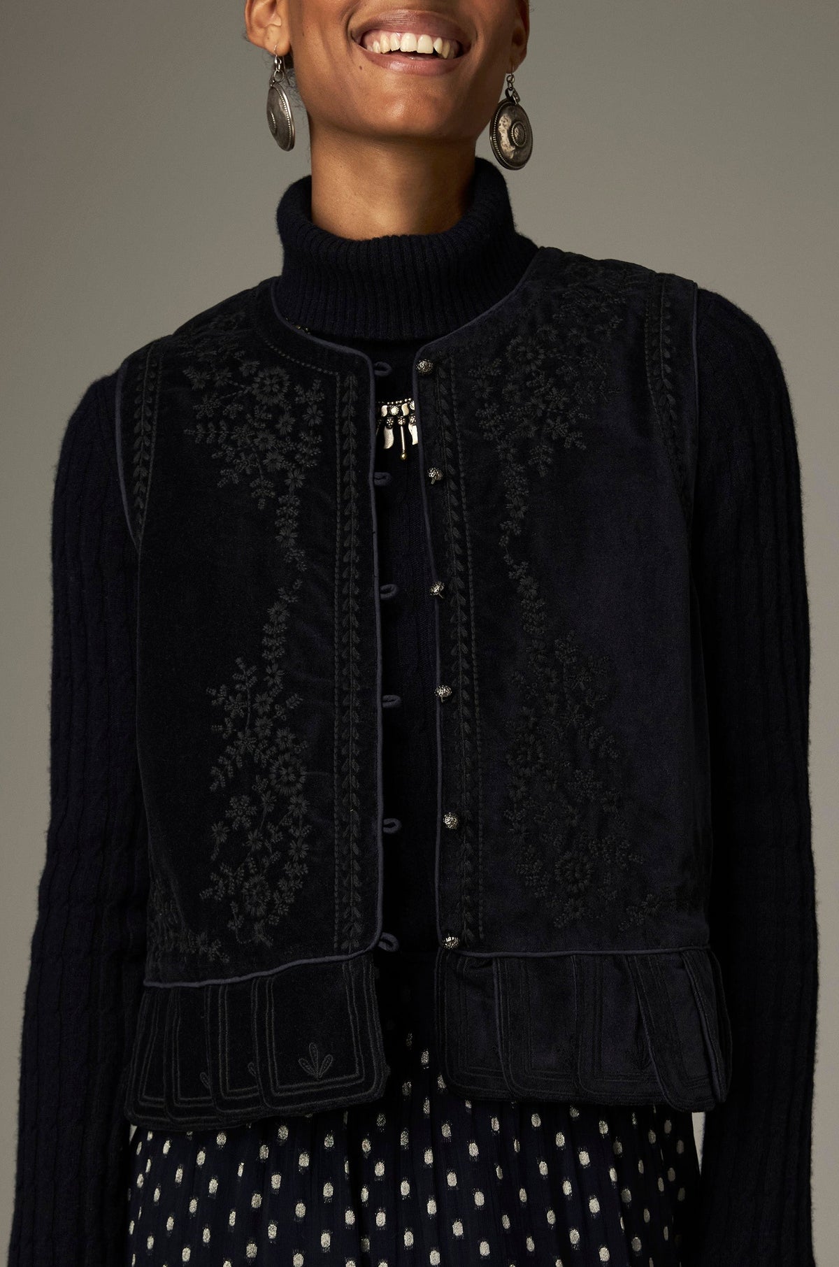 Gilet en velours brodé — gros plan col montant et broderies