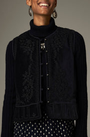 Gilet en velours brodé — gros plan col montant et broderies