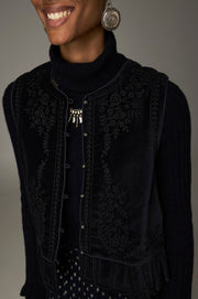Gilet en velours brodé — détail broderies florales et fermeture