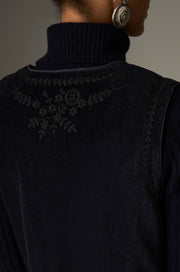 Gilet en velours brodé — gros plan broderies florales au dos