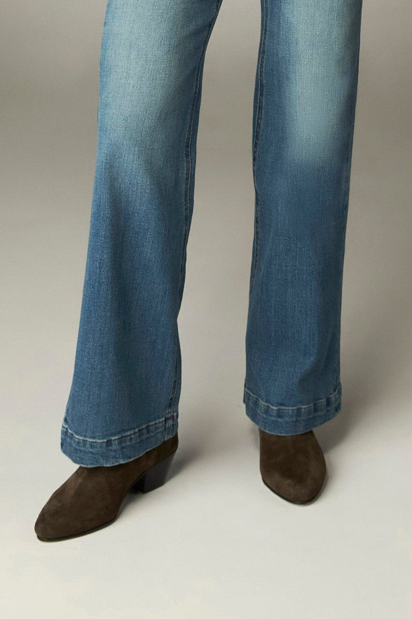 Bottines Chelsea à ligne nette — vue portée aux pieds, avec jean large