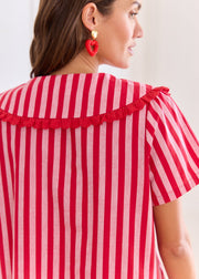 Robe rayée rouge volantée