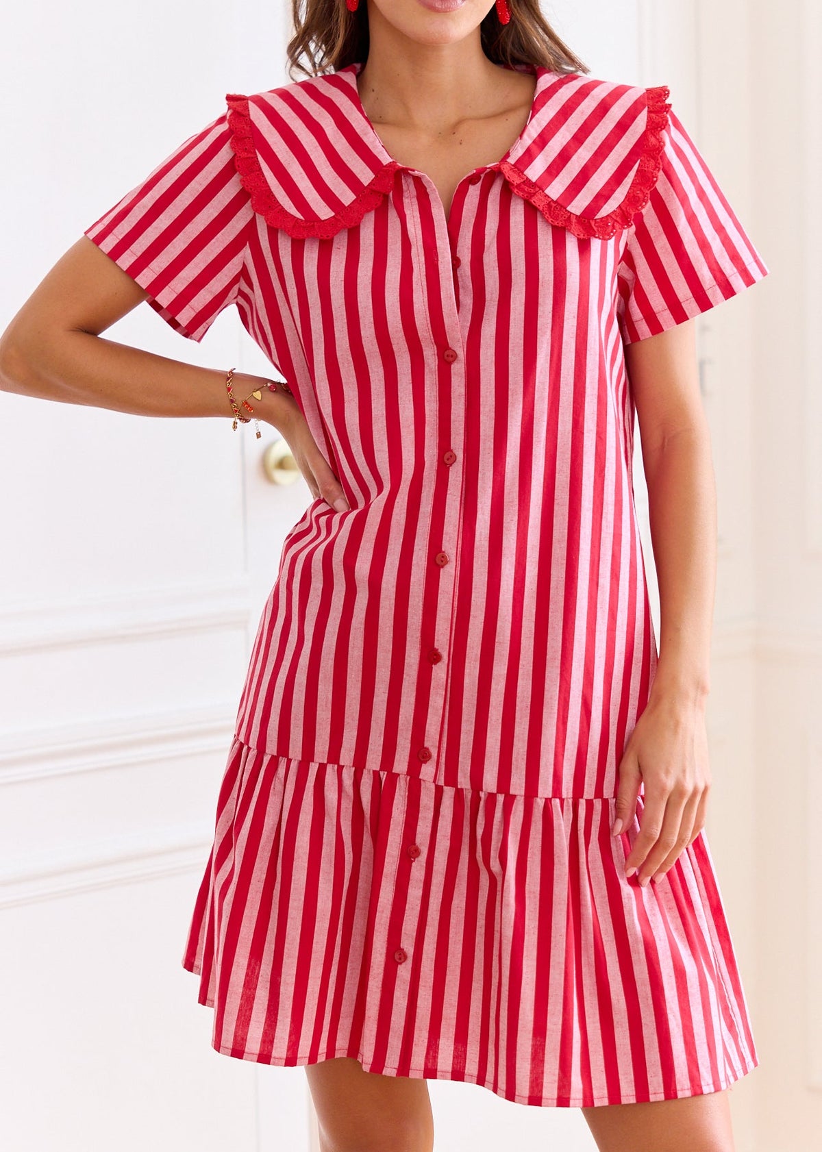 Robe rayée rouge volantée