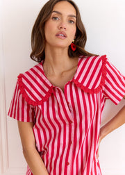 Robe rayée rouge volantée