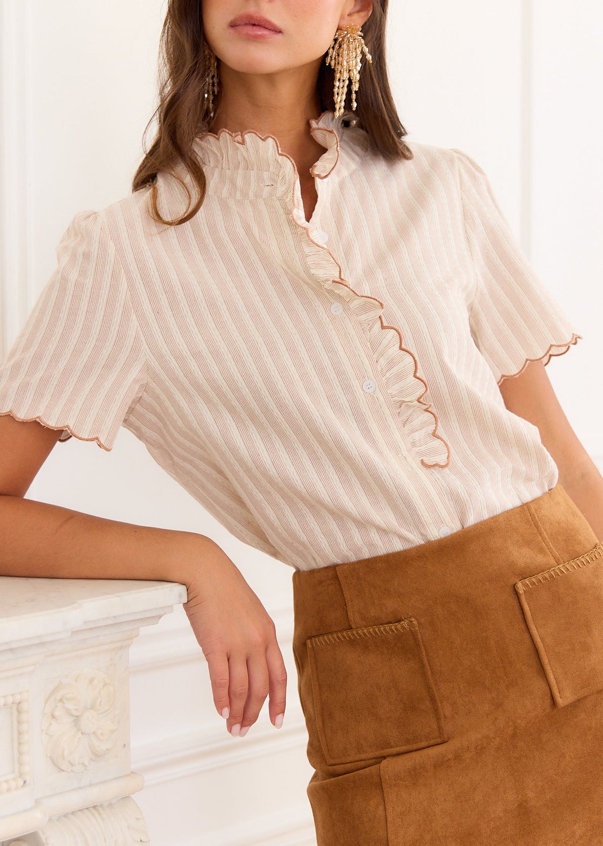 Blouse rayée taupe brodée festonnée