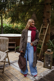 Manteau long doublé à épaulettes taupe porté par une femme, vue de face, échelle, écharpe bordeaux