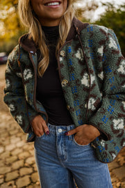 Manteau polaire à capuche amovible porté par une femme, vue rapprochée, motifs, col noir