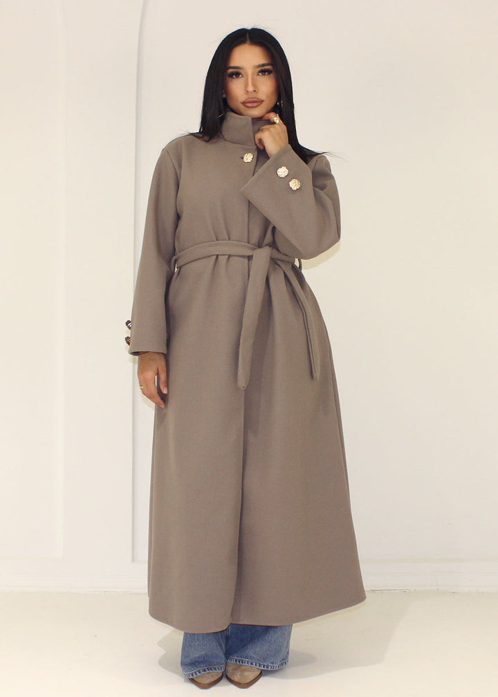 Manteau long taupe à col montant, vue portée de face
