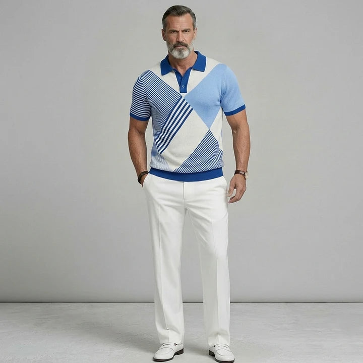 Polo blocs de couleur rayures — vue portée en pied, avec pantalon blanc