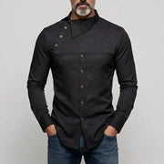 Chemise noire asymétrique, vue rapprochée de face