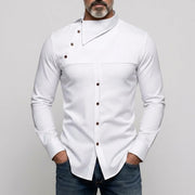Chemise blanche asymétrique, vue rapprochée de face