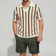 Ensemble polo rayé short — vue portée de trois-quarts, mains dans les poches