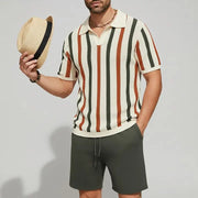 Ensemble polo rayé short — vue portée de trois-quarts, chapeau de paille à la main