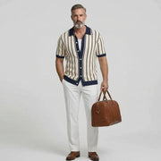 Chemise maille rayée bordures contrastées — vue portée debout, grand sac de voyage en cuir