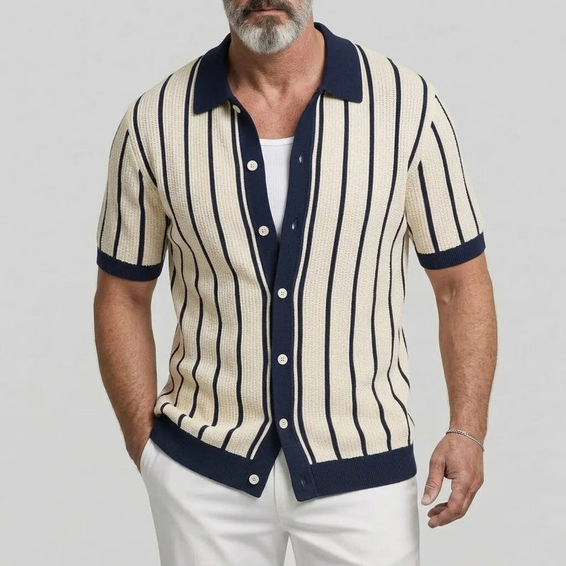 Chemise maille rayée bordures contrastées — vue portée de face, ouverte sur un débardeur blanc