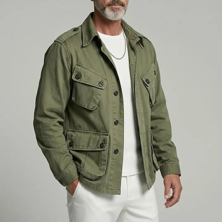 Veste utilitaire vert olive, vue de trois-quarts