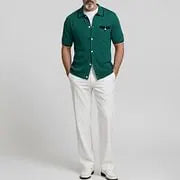 Chemise verte à poche poitrine, vue portée en pied