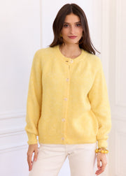 Gilet jaune en laine — vue portée de face, mi-corps