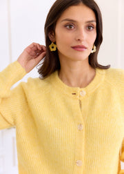 Gilet jaune en laine — vue portée de face, main dans les cheveux