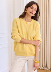 Gilet jaune en laine — vue portée de face, debout