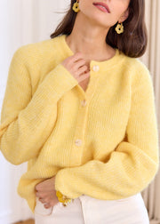 Gilet jaune en laine — gros plan de la maille et des boutons