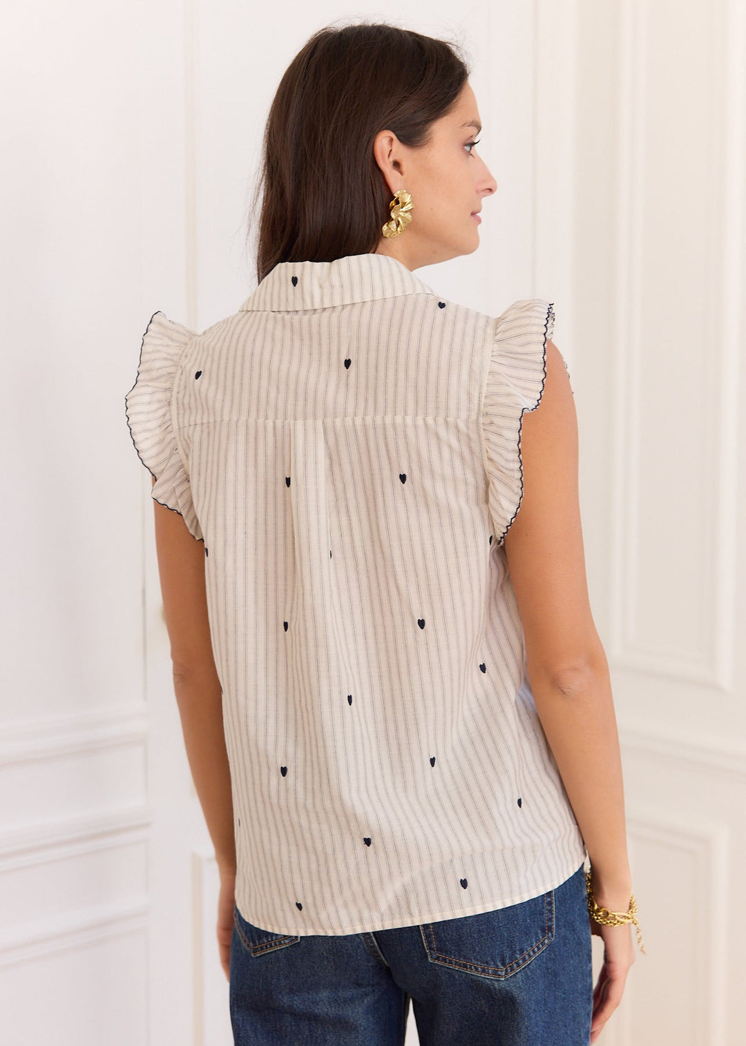 Blouse beige sans manches brodée : détails du dos et des épaules.