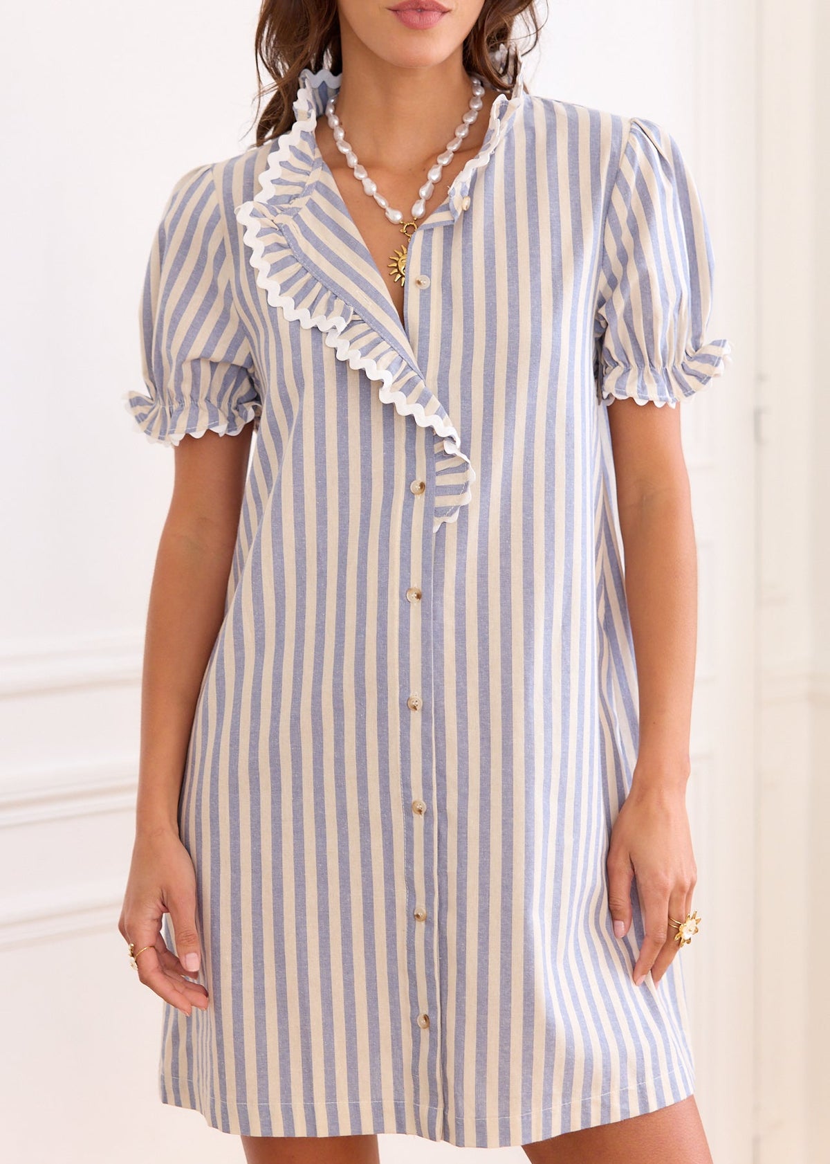 Robe rayée bleue festonnée