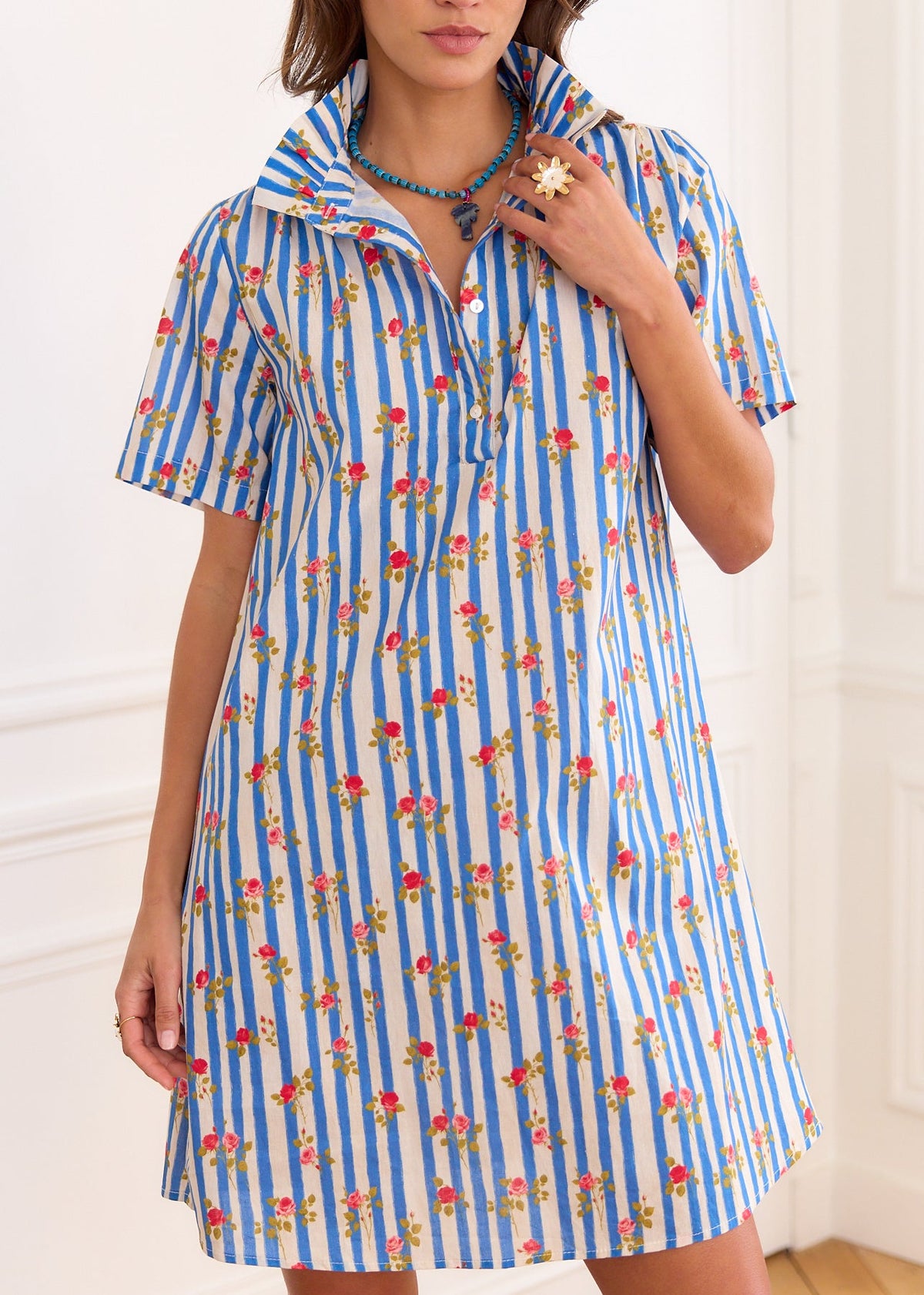Robe rayée bleue fleurie