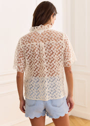 Chemise beige brodée festonnée