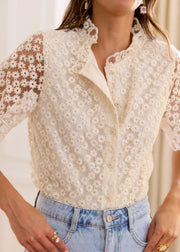 Chemise beige brodée festonnée