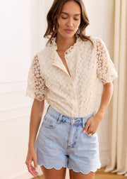 Chemise beige brodée festonnée