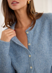 Gilet laine col rond boutons nacrés — détail du col rond
