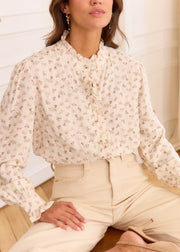 Chemise beige fleurie col volanté