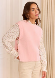 Pull rose Diego — vue portée de trois-quarts, plan taille
