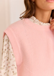 Pull rose Diego — gros plan de l'encolure ronde et de la maille