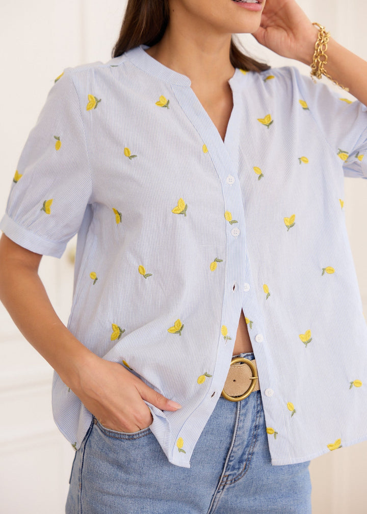 Blouse rayée à motifs jaunes : détail du devant.